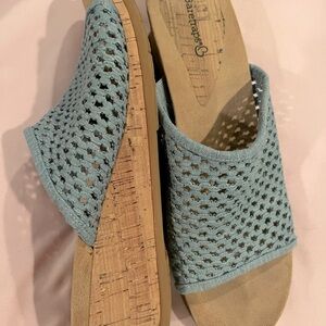 Como nuevas. Sandalias livianas. Tamaño 9M Usadas solo un par de veces.